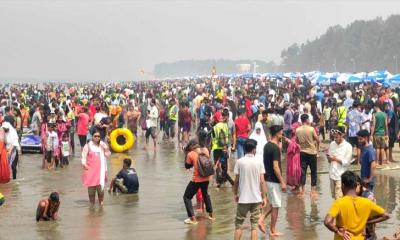 গরমের উত্তাপেও কক্সবাজারে বিপুল পর্যটক সমাগম