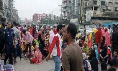 বকেয়া বেতনের দাবিতে গাজীপুরে পোশাক শ্রমিকদের  মহাসড়ক অবরোধ