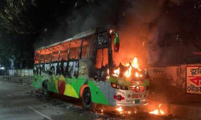 ১০ মিনিটের ব্যবধানে ঢাকায় যাত্রীবাহী দুই বাসে আগুন