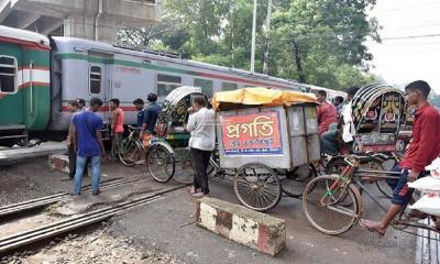 রাজধানীতে ট্রেনের ধাক্কায় পথচারী নিহত