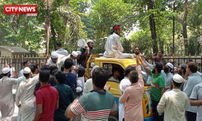 বিক্ষোভ কর্মসূচিতে বিনামূল্যে পানি-স্যালাইন-বিস্কুট বিতরণ