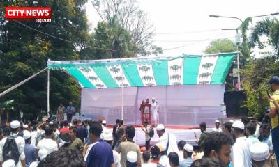 সমাবেশ মঞ্চের সামনে বিক্ষোভকারীদের অবস্থান