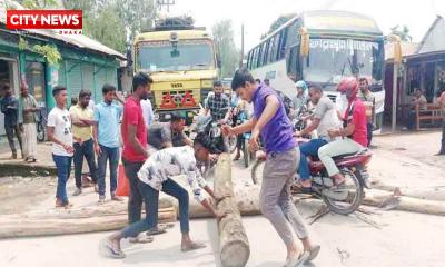 ট্রেন চালুর দাবিতে লালমনিরহাটে সড়ক অবরোধ, যান চলাচল বন্ধ