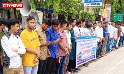 ট্রেন চালুর দাবিতে লালমনিরহাটে অনির্দিষ্টকালের জন্য রেলপথ ও সড়ক অবরোধ