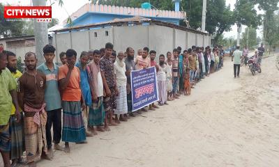 দেবীগঞ্জে আবাদি জমি রক্ষার্থে অবৈধভাবে বালু উত্তোলন বন্ধের দাবিতে এলাকাবাসীর মানববন্ধন