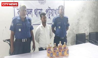 বাউফলে যাত্রীবাহী লঞ্চে যৌথ বাহিনীর অভিযান ১০ বোতল দেশীয় মদ জব্দ - আটক ০১