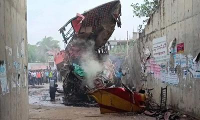 এক্সপ্রেসওয়ের রেলিং ভেঙে বাস খাদে: নিহত বেড়ে ২০