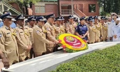 বঙ্গবন্ধুর সমাধিতে নতুন ডিএমপি কমিশনারের শ্রদ্ধা