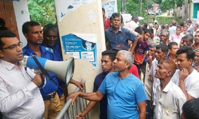 টিসিবির স্লিপ নিয়ে চেয়ারম্যান-মেম্বারের ধাক্কাধাক্কি