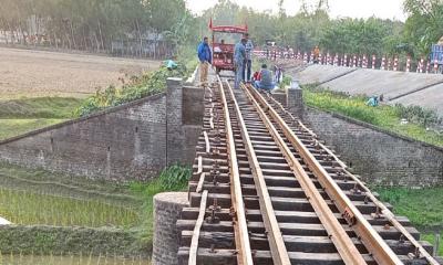 রেলসেতুর উপর লাইনের নাট খুলে নিয়েছে দুর্বৃত্তরা