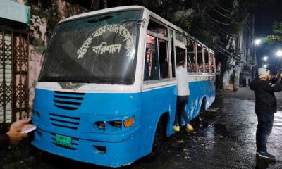 বরিশালে বাংলাদেশ ব্যাংকের বাসে আগুন