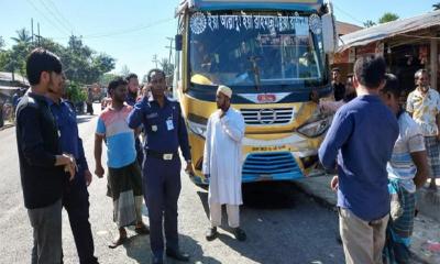 Two crushed under bus in Bhola