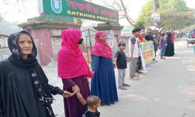সাতক্ষীরায় চাঁদার টাকা  না দিতে পারায় ২১ দিন বাড়ি ছাড়া ৪টি পরিবার