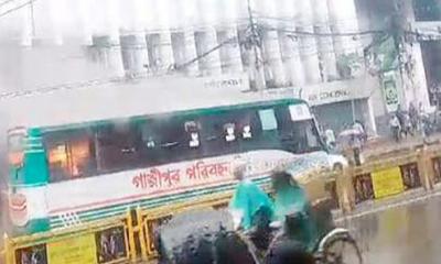 মতিঝিলে যাত্রীবাহী বাসে আগুন