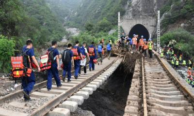 উদ্ধারকারীদের শ্বাসরুদ্ধকর অভিযানে প্রাণে বাঁচলেন ১ হাজার ট্রেনযাত্রী