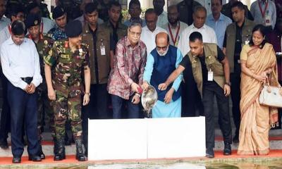 বঙ্গভবনের পুকুরে মাছের পোনা অবমুক্ত করলেন রাষ্ট্রপতি