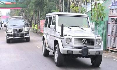 পতাকাবিহীন ব্যক্তিগত গাড়িতে কোটালিপাড়ায় শেখ হাসিনা