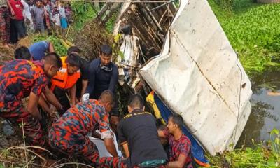 মানিকগঞ্জ সদরে ট্রাকের ধাক্কায় লেগুনার ৪ যাত্রী নিহত