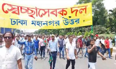 কিছুক্ষণ পর পর বিরতি দিয়ে চলছে বিএনপির পদযাত্রা