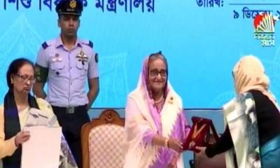 ৫ নারীর হাতে ‘রোকেয়া পদক’ তুলে দিলেন প্রধানমন্ত্রী