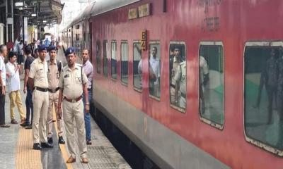 ভারতে চলন্ত ট্রেনে নিরাপত্তাকর্মীর গুলিতে পুলিশসহ নিহত ৪