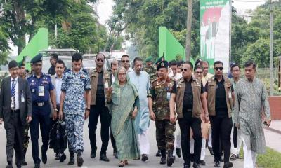 টুঙ্গিপাড়ায় প্রটোকল ভেঙে প্রধানমন্ত্রীর ঈদ শুভেচ্ছা