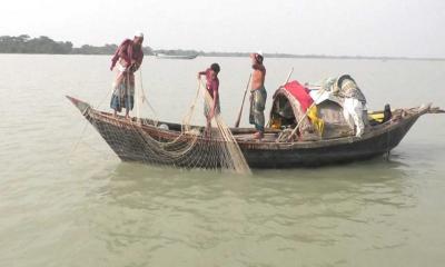 নদীতে ধরা পড়ছে না ইলিশ, কিস্তি-ধারদেনার দুশ্চিন্তায় জেলেরা