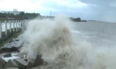 রুদ্রমূর্তি ধারণ করেছে মোখা ২১৫ কিলোমিটার গতিতে ধেয়ে আসছে উপকূলে