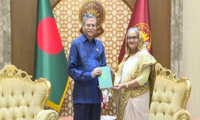 রাষ্ট্রপতি নিজের লেখা বই উপহার দিলেন প্রধানমন্ত্রীকে