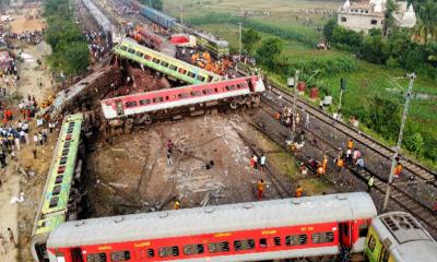 ভারতে ভয়াবহ ট্রেন দুর্ঘটনায় নিহতের সংখ্যা বেড়ে ২৮৮