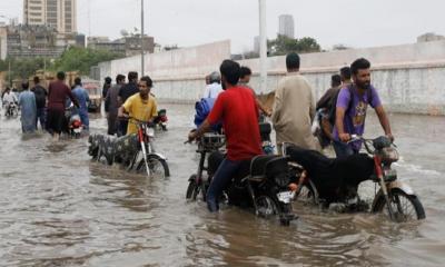 পাকিস্তানে ভারি বৃষ্টিতে ভবন ধসে ২৮ জন নিহত