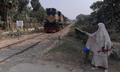 এই নারী প্রতিদিন ১২ ঘন্টা রেল গেটে দায়িত্ব পালন করে, কেন জানেন?