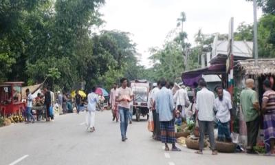 রাস্তার দুই পাশে অবৈধ স্থাপনা, ২ বছরে অর্ধশতাধিক প্রাণহানি