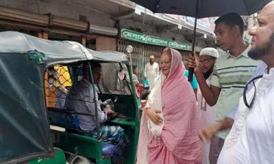 নির্বাচনী এলাকায় ব্যারিস্টার মওদুদের স্ত্রীর ঈদ শুভেচ্ছা বিনিময়