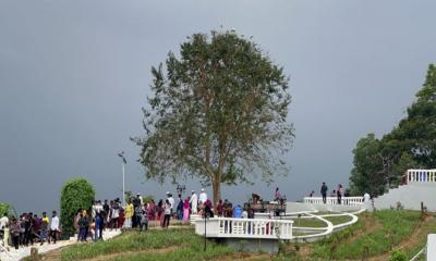 প্রাকৃতিক সুড়ঙ্গ ঘুরে রোমাঞ্চিত পর্যটকরা