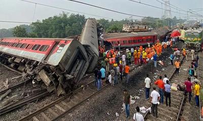 ভারতে ট্রেন দুর্ঘটনা: বগি কেটে বের করা হচ্ছে মরদেহ