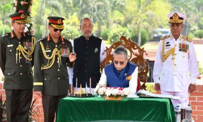 যা লিখলেন স্মৃতিসৌধের পরিদর্শন বইয়ে রাষ্ট্রপতি