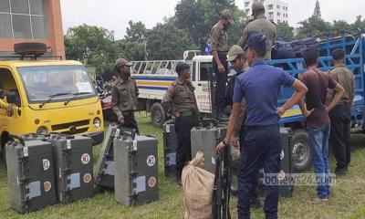 খুলনার কেন্দ্রে কেন্দ্রে পৌঁছেছে নির্বাচনী সরঞ্জাম