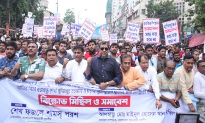 চট্টগ্রামে বঙ্গবন্ধুর ম্যুরাল ভাঙচুরের প্রতিবাদে দিনাজপুরে মানববন্ধন