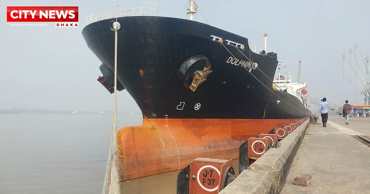 পাকিস্তান থেকে প্রথমবারের মত চিটাগুড় নিয়ে মোংলা বন্দরে বাণিজ্যিক জাহাজ