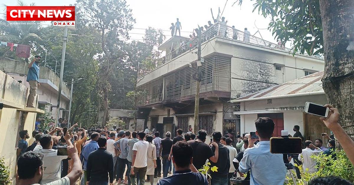 ‘কাউয়া কাউয়া’ স্লোগানে ওবায়দুল কাদেরের বাড়িতে ভাঙচুর, আগুন