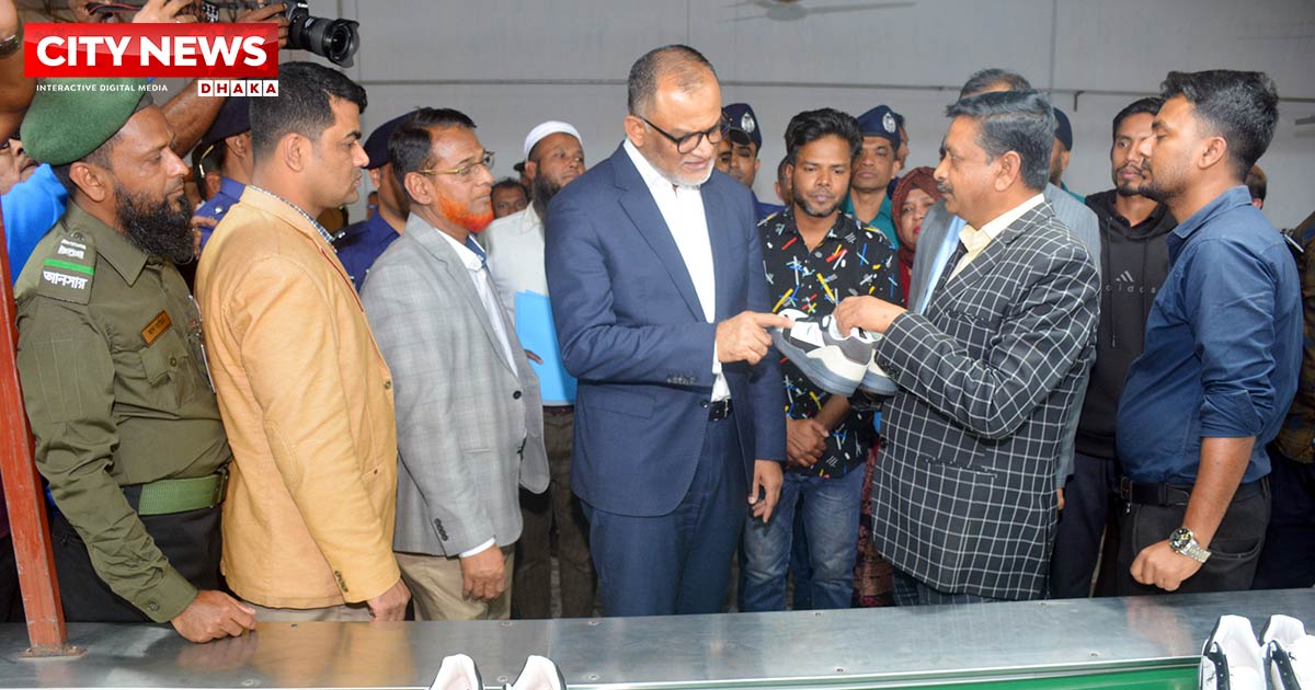 খুলনায় দৌলতপুর জুট মিল পরিদর্শন  করলেন বস্ত্র ও পাট উপদেষ্টা