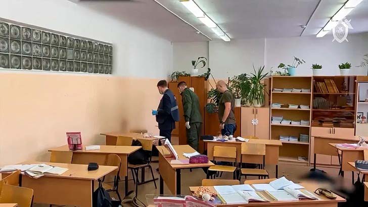 বাবার পিস্তল নিয়ে স্কুলে কিশোরী, সহপাঠীদের গুলি করে আত্মহত্যা