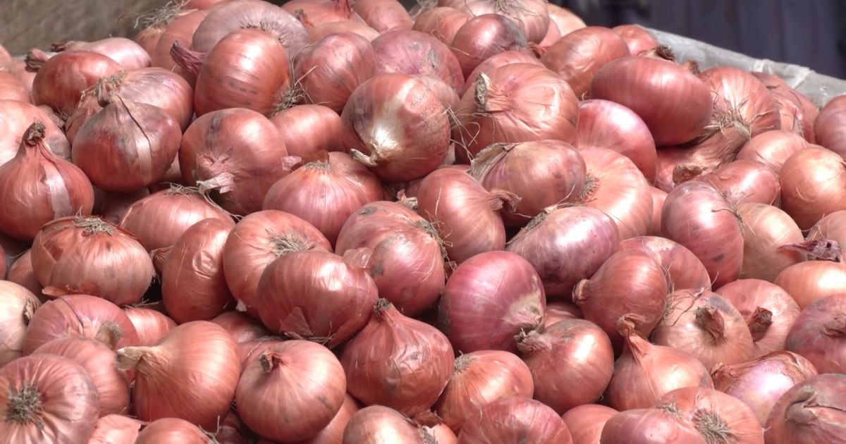 বেশি দামে পেঁয়াজ বিক্রি করায় ২ ব্যবসায়ীর কারাদণ্ড