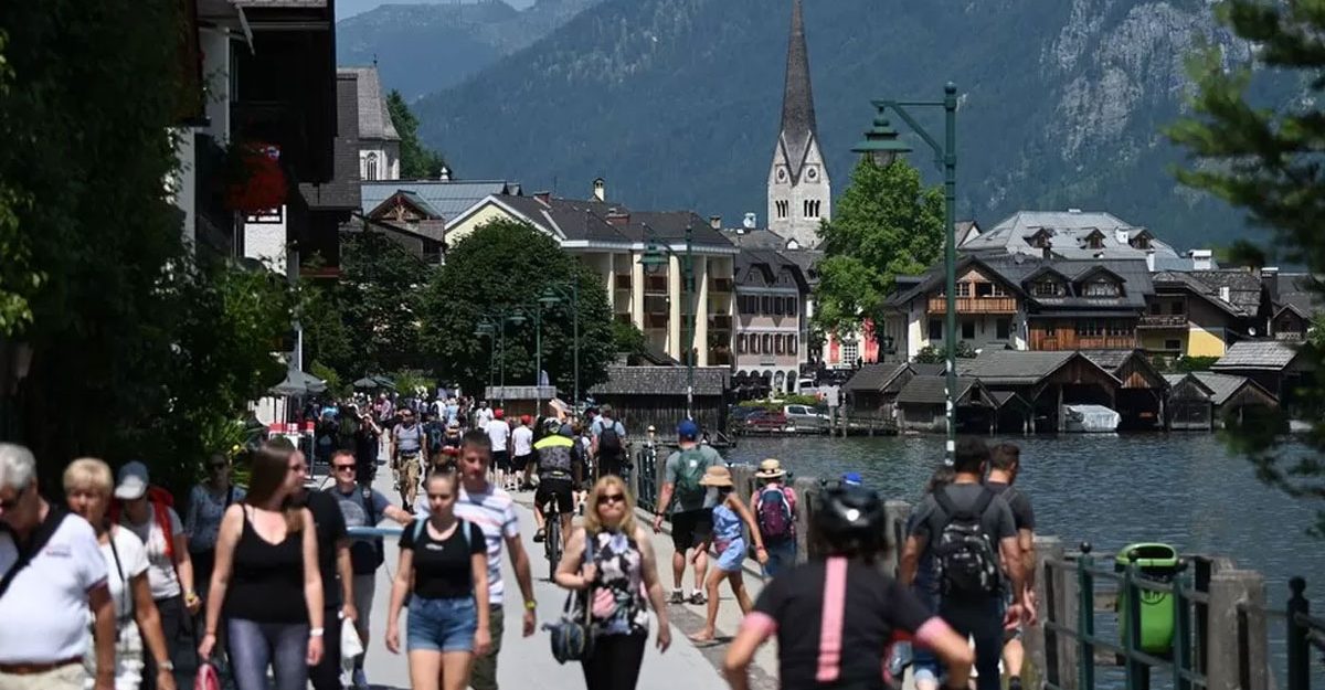 ৭০০ বাসিন্দার শহরে দিনে ১০ হাজার পর্যটক, প্রতিবাদে বিক্ষোভ