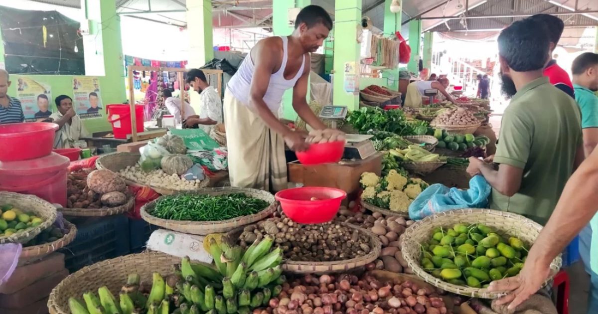 কেউ মানছে না সরকারি মূল্যবিধি