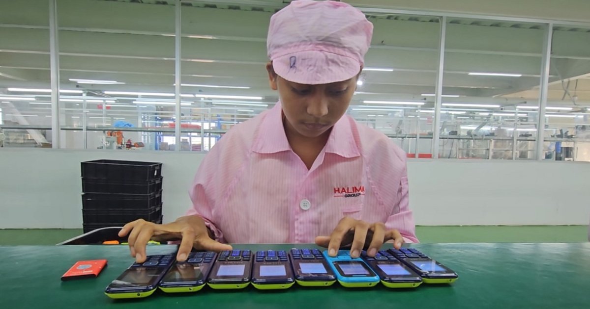 মোবাইল ফোন তৈরি করছেন বাংলাদেশের যে গ্রামের নারীরা