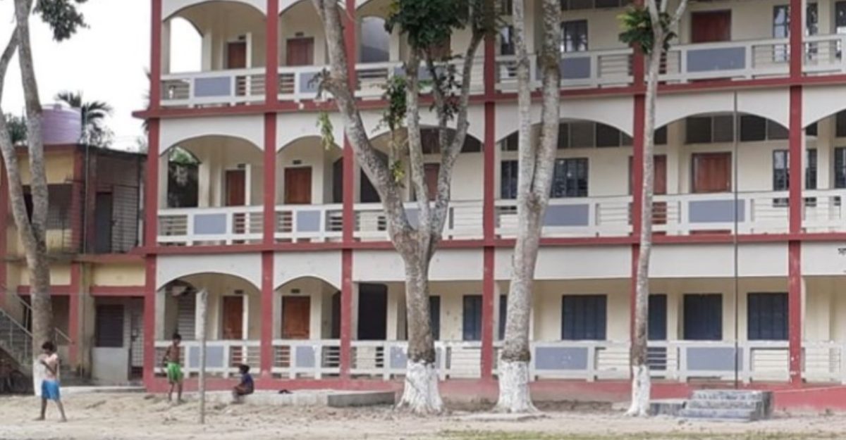 বিদ্যালয়ের ছাদে ৫ছাত্রীর ধূমপানের ভিডিও ধারন, অতঃপর...