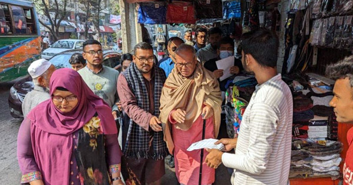 বেইলি রোডে লিফলেট বিতরণ করলেন রিজভী