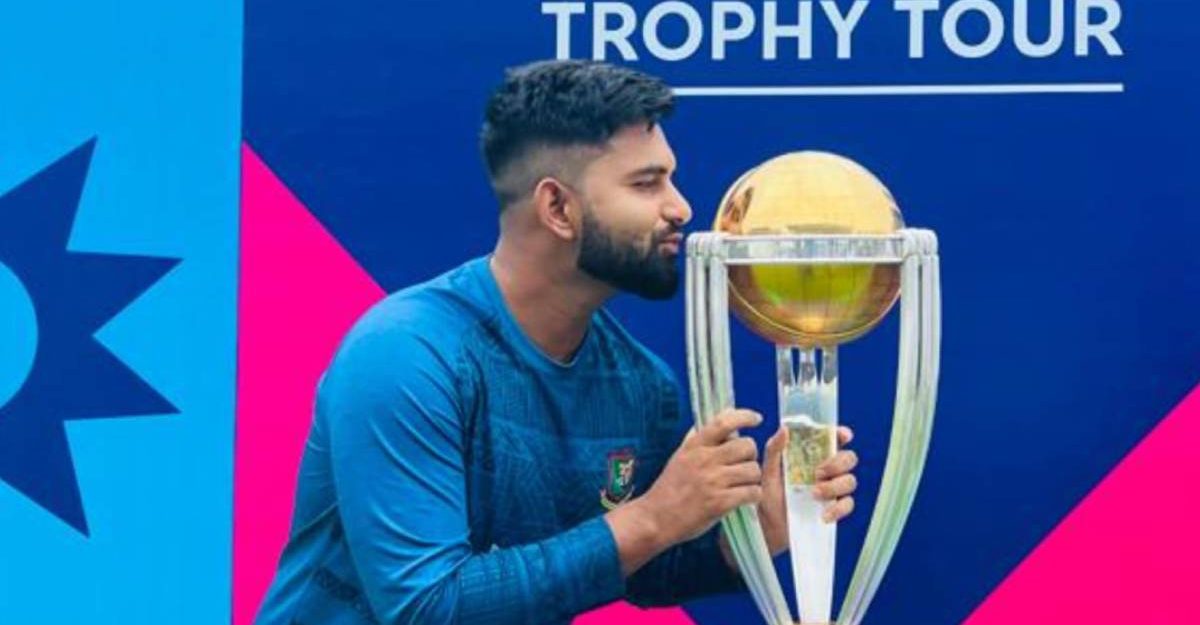 বিশ্বকাপ ট্রফিতে চুমু শামীমের